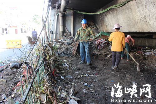 　　工人們正在清理垃圾，今后橋下將進(jìn)行綠化